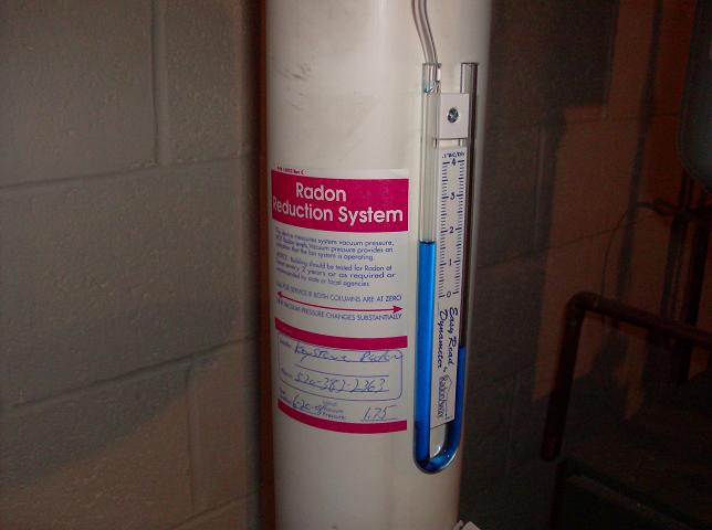Radon system monitoring gauge